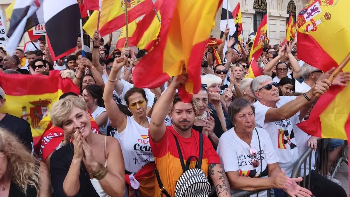 Miles de ceutíes reivindican en una marcha la "españolidad" de la ciudad fronteriza: "Nos sentimos abandonados"