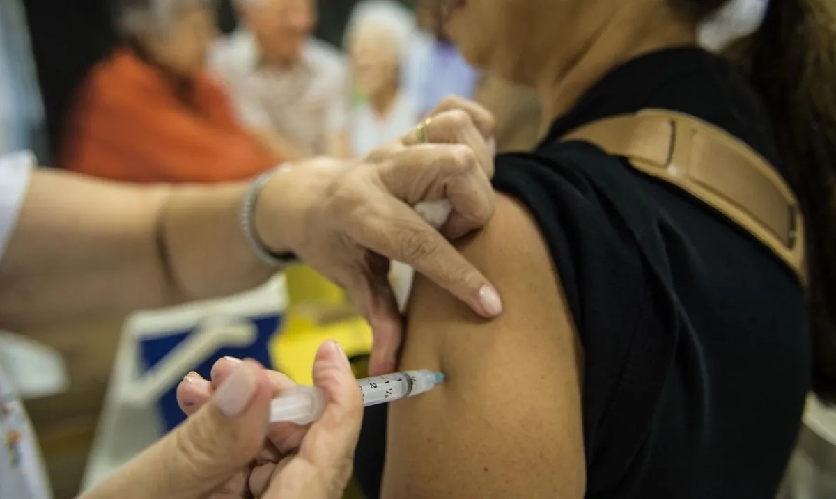 Idosos têm nova vacina grátis no SUS; veja quem pode tomar