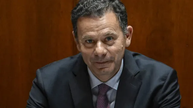 Governo é "muito paciente" com oposição que "diz muitas asneiras"