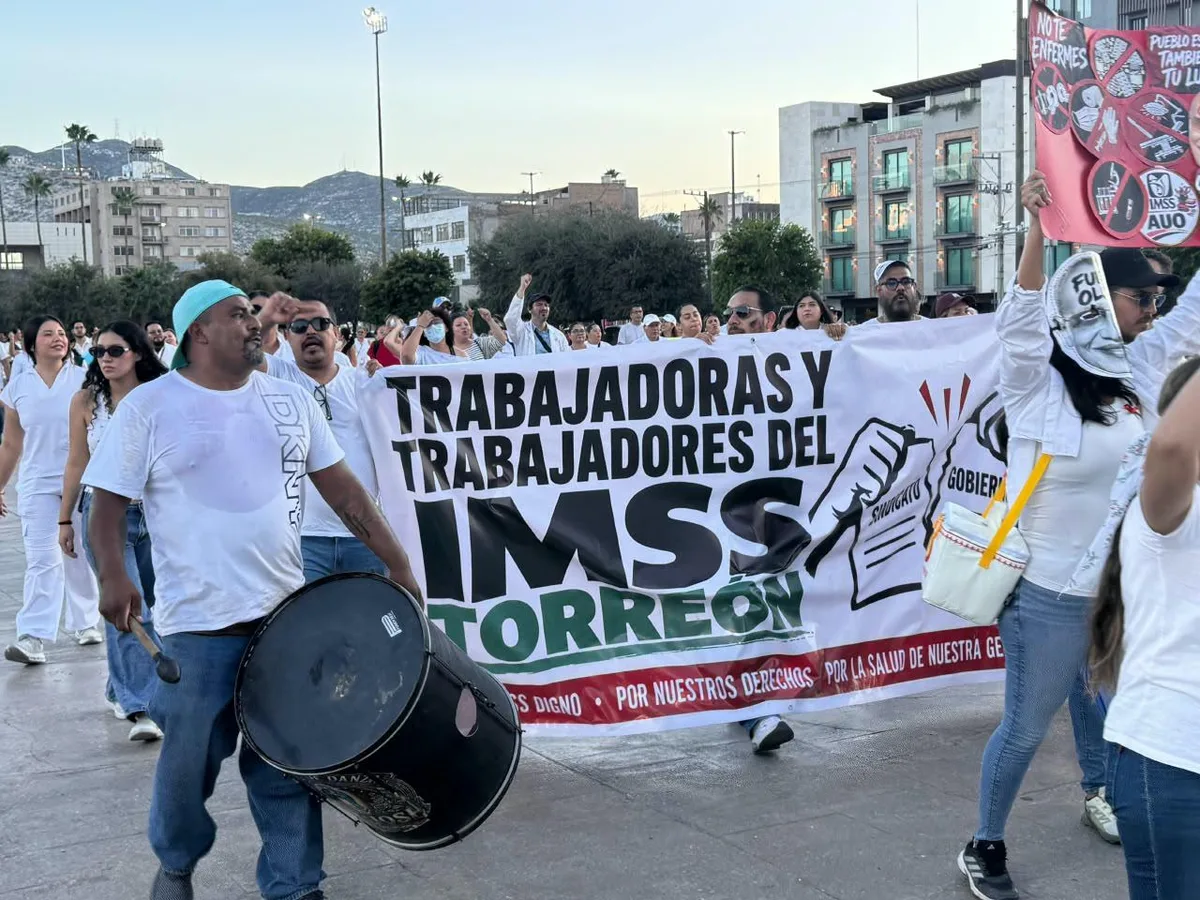 Trabajadores y Jubilados del IMSS protestan en la Plaza Mayor de Torreón