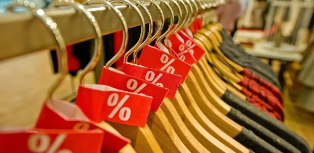 Troca de estação: como vender estoque parado sem queimar sua marca