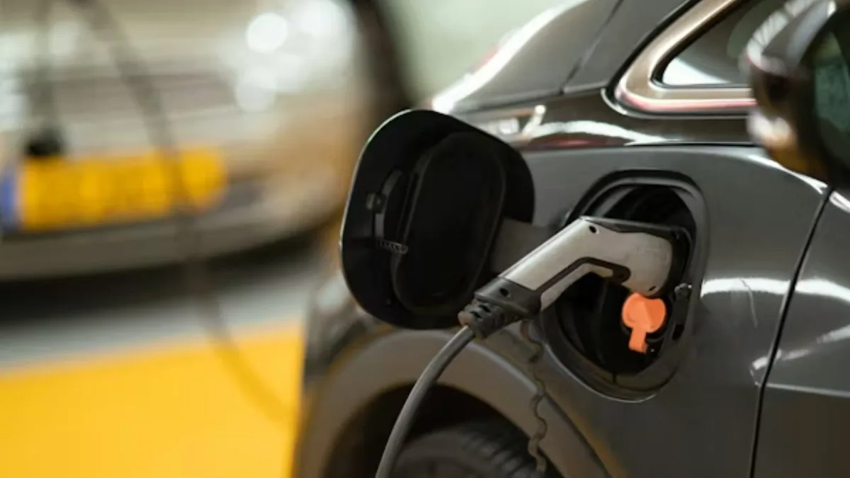 "C'est un marché sous perfusion qui s'effondrerait sans les aides": les ventes de voitures électriques à 38% du marché du neuf en août, un nouveau mois record