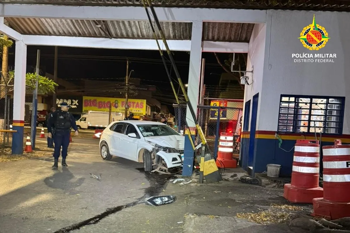Motorista bêbado tenta atropelar PMs, bate carro em batalhão e vai preso