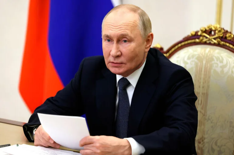 Путин: Правительство должно держать ситуацию с топливом под контролем