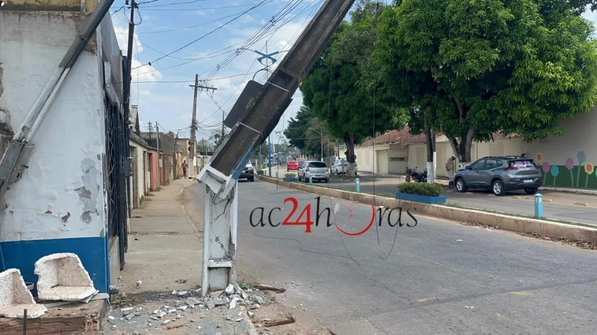Caminhão quebra poste de energia e deixa trecho da Estrada da Floresta isolado em Rio Branco