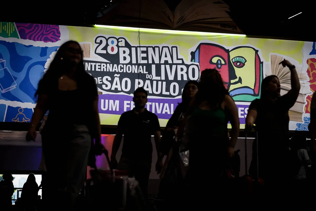 Bienal do Livro, com muvuca e mascarados, faz lambança do sucesso