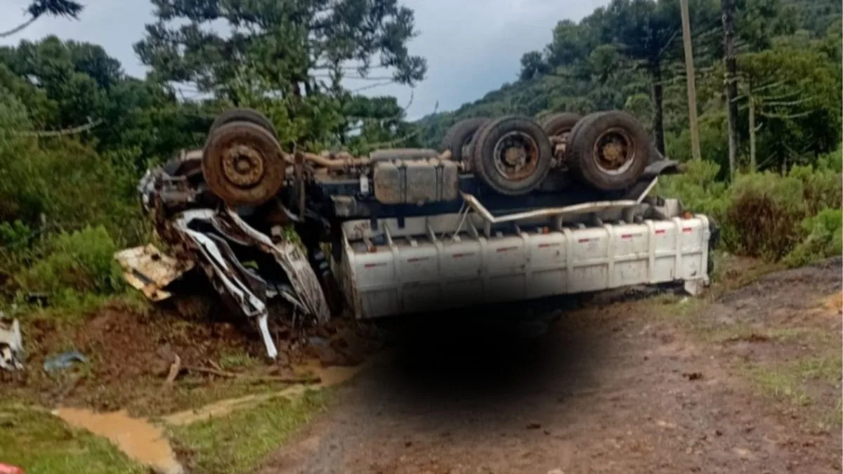 Passageiro morre e motorista é hospitalizado após caminhão tombar em estrada de chão em SC