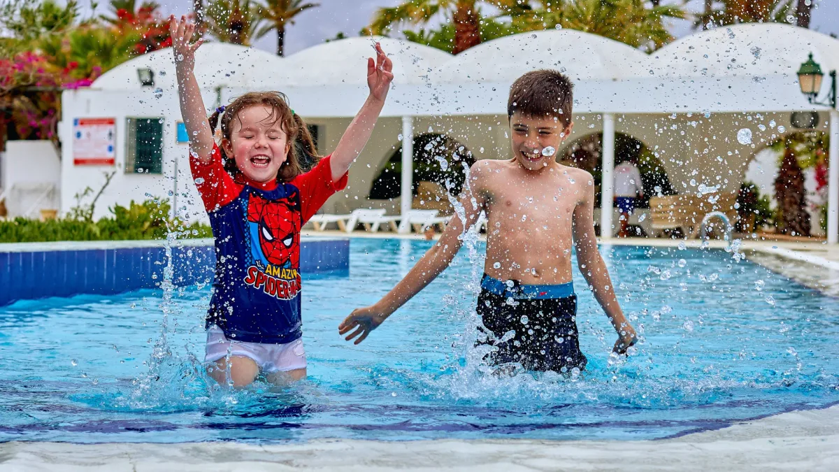 Cobrar a los propietarios de un piso por llevar invitados a la piscina comunitaria: ¿qué dice el BOE?