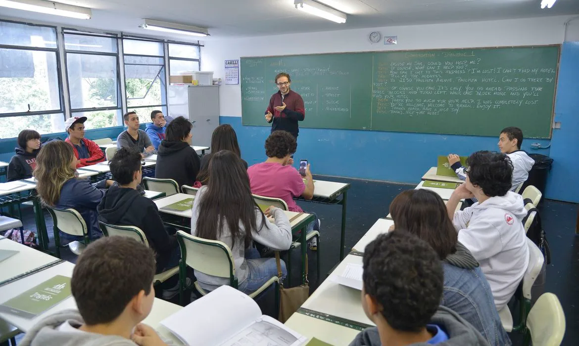 Menos jornada, mais CNPJ: a reforma que pune a escola e culpa a pejotização