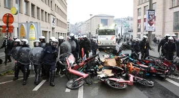 Cargas policiais nas ruas. Milhares protestam em Bruxelas contra austeridade