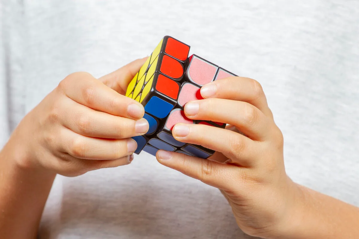 Menina de seis anos bate recorde mundial feminino no cubo mágico