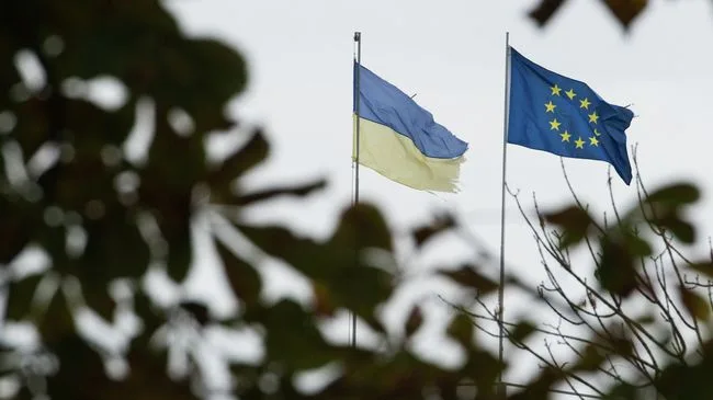 Европа знает, что Киев не вернет ей взятые в кредит деньги, заявил Азаров