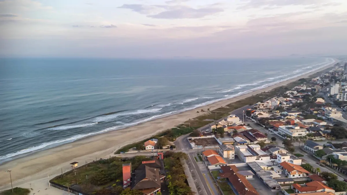 Cidade paranaense coloca praias diante de uma enorme baía e mistura calçadão, ciclovia, morros e restaurantes em um dos balneários mais tradicionais do Sul