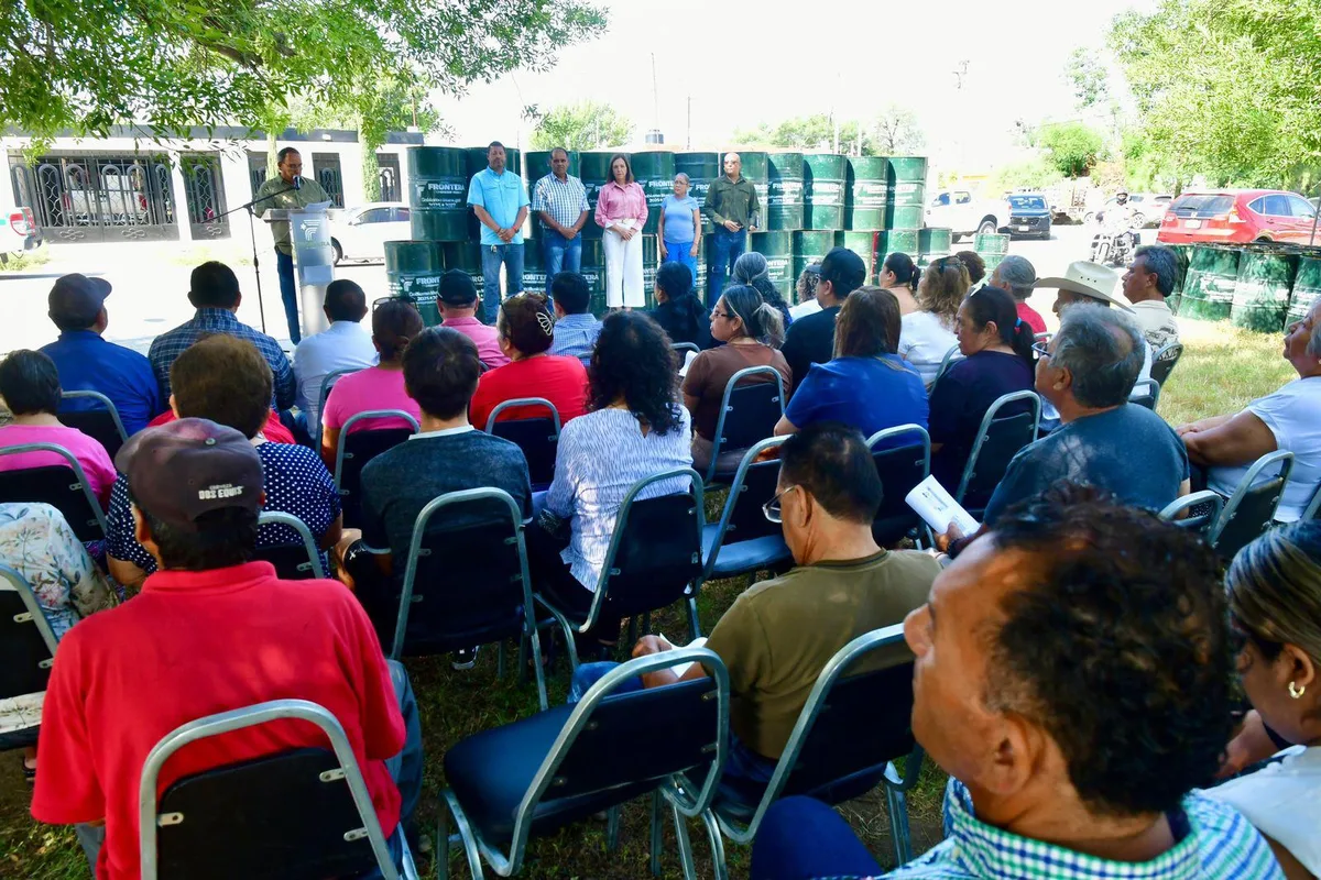 Ayuntamiento y empresas de Frontera, Coahuila, entregan tambos para basura a familias