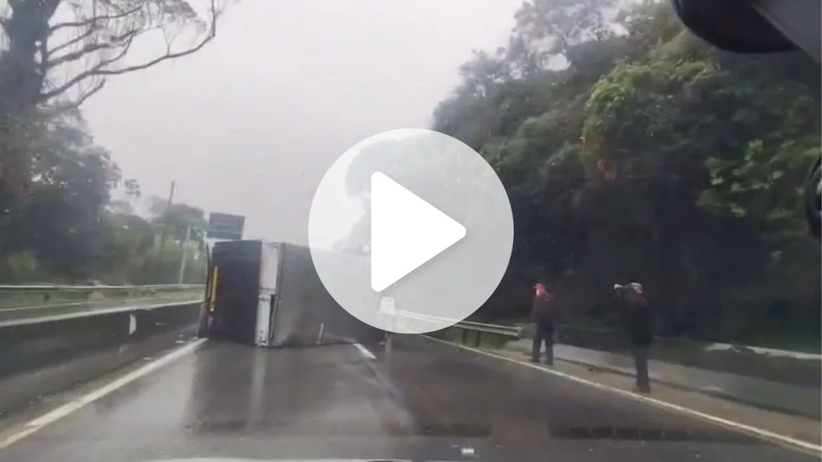 AGORA: BR-101 é totalmente bloqueada após caminhão tombar em Palhoça e filas chegam a 5 km