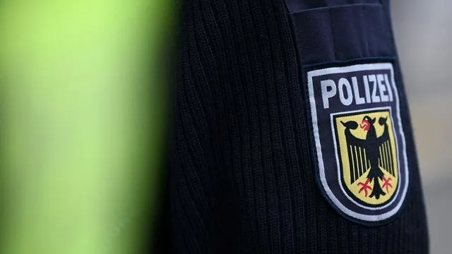 Polizei ermittelt: Um Strom abzuzapfen? Schaltkasten an Bahnhof aufgebrochen