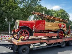 Historische Fahrzeuge gezeigt: Berliner Feuerwehr feiert 175. Geburtstag mit Korso