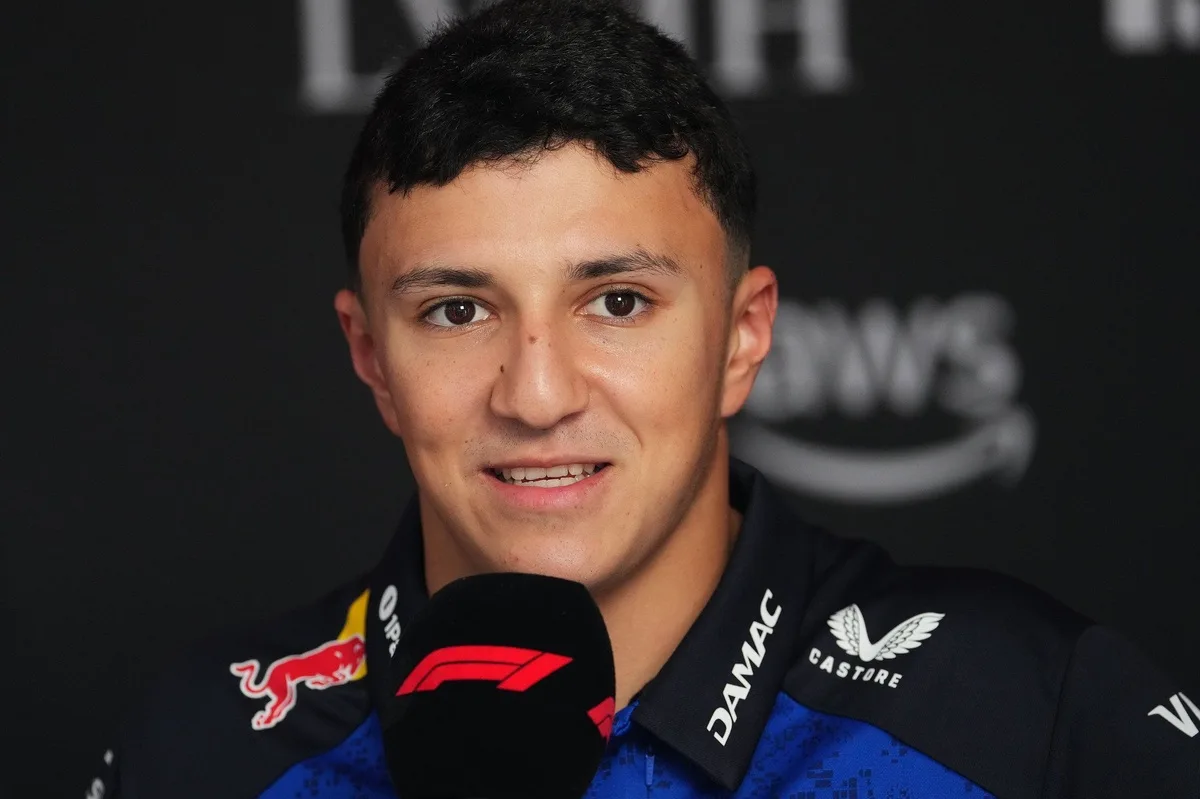 OFICIAL F1: Red Bull mantém Hadjar ao lado de Verstappen para 2027