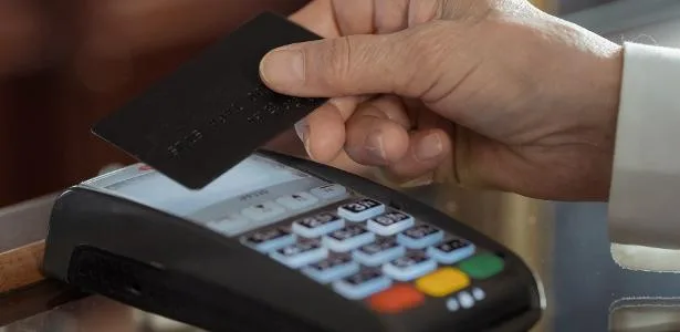 Falha de segurança: cartão Visa vencido faz pagamentos por aproximação