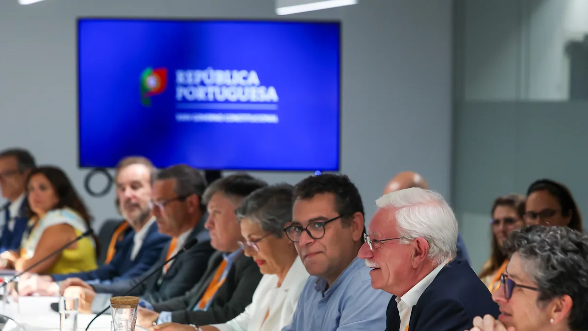 Função Pública quer ir além do acordo plurianual no OE2027. Salários, subsídio de refeição e carreiras na mira