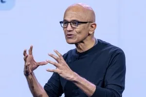A lição que CEO da Microsoft aprendeu após ficar em silêncio diante de Bill Gates