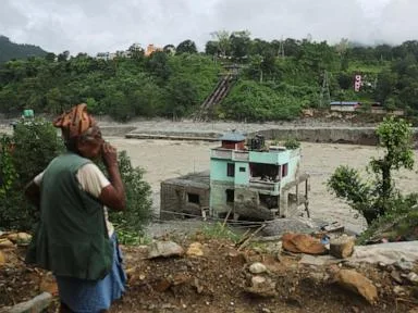 Death toll tops 1,000 after Nepal flooding, as search continues for thousands