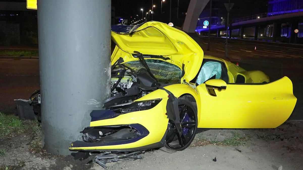 Crash in Düsseldorf: - Illegales Rennen? 18-Jähriger schrottet Ferrari