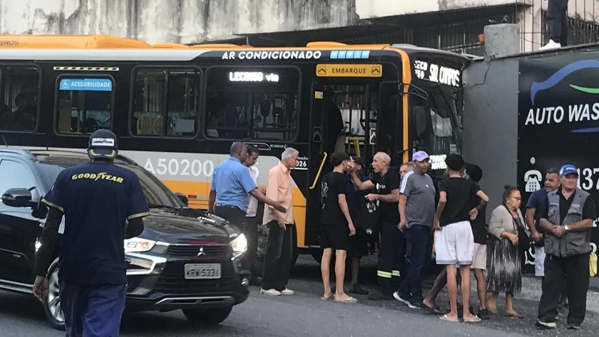 Ônibus bate em muro em Botafogo, na Zona Sul do Rio, e deixa sete feridos