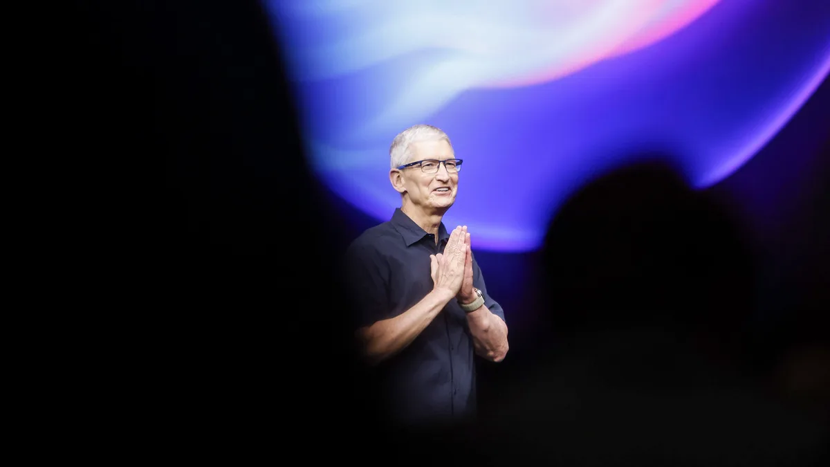 Cook despede-se da liderança da Apple e Ternus assume leme com desafio da IA