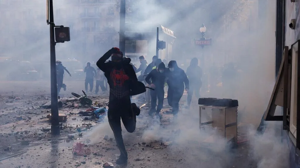Protestos contra o custo de vida mobilizam 550 mil na França; granada policial mutila manifestante