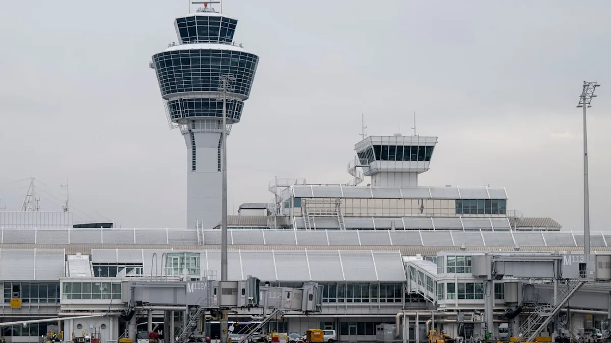 Fahrer schwer verletzt - Reinigungsauto rammt Flieger am Münchener Flughafen