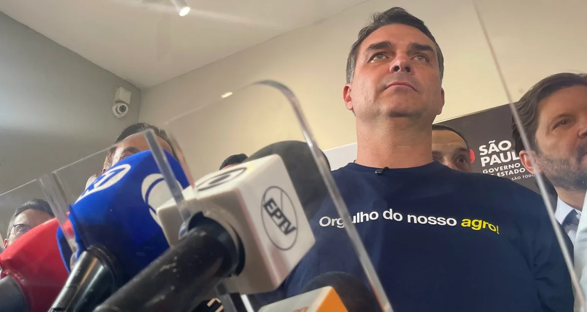 Etanol x Flávio Bolsonaro: Setor repudia comparação com ‘reduflação’ e diz que fala de candidato ‘desinforma’