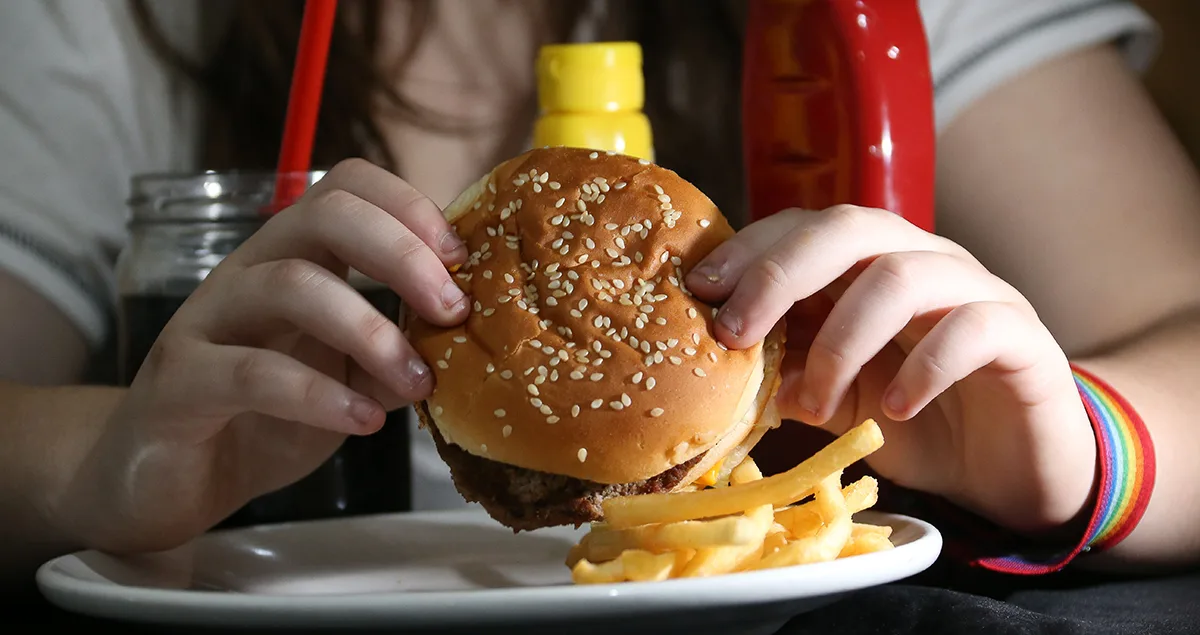 Empresa terá que pagar R$ 4 mil por dar lanches de fast food a funcionários