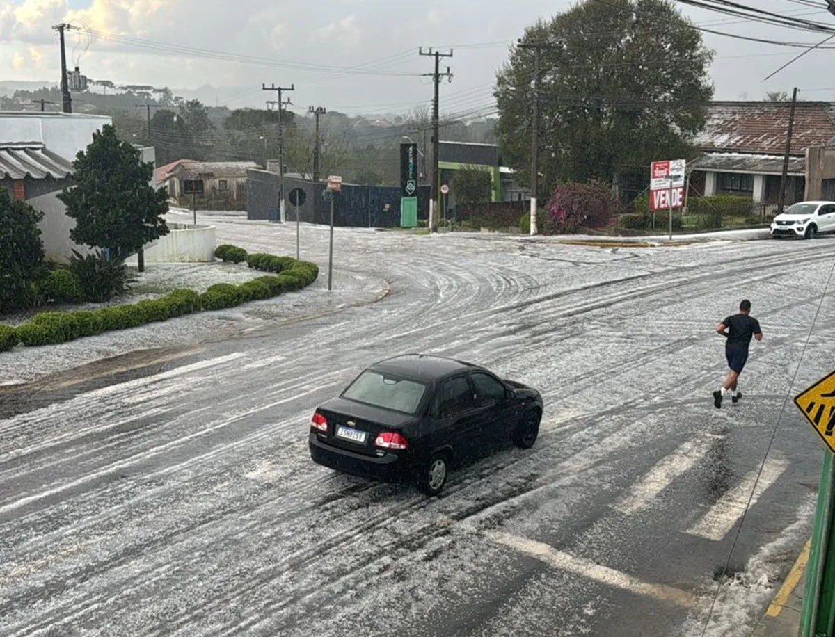 VÍDEO: Granizo acumula, deixa ruas brancas e prejudica estradas após temporal em SC