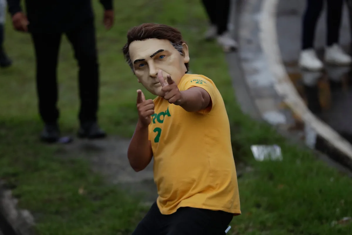 Criptomonedas, niños de Uganda y una denuncia que sacude la campaña de Flavio Bolsonaro