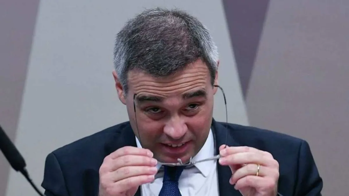 André Mendonça é aplaudido e chamado de herói em voo