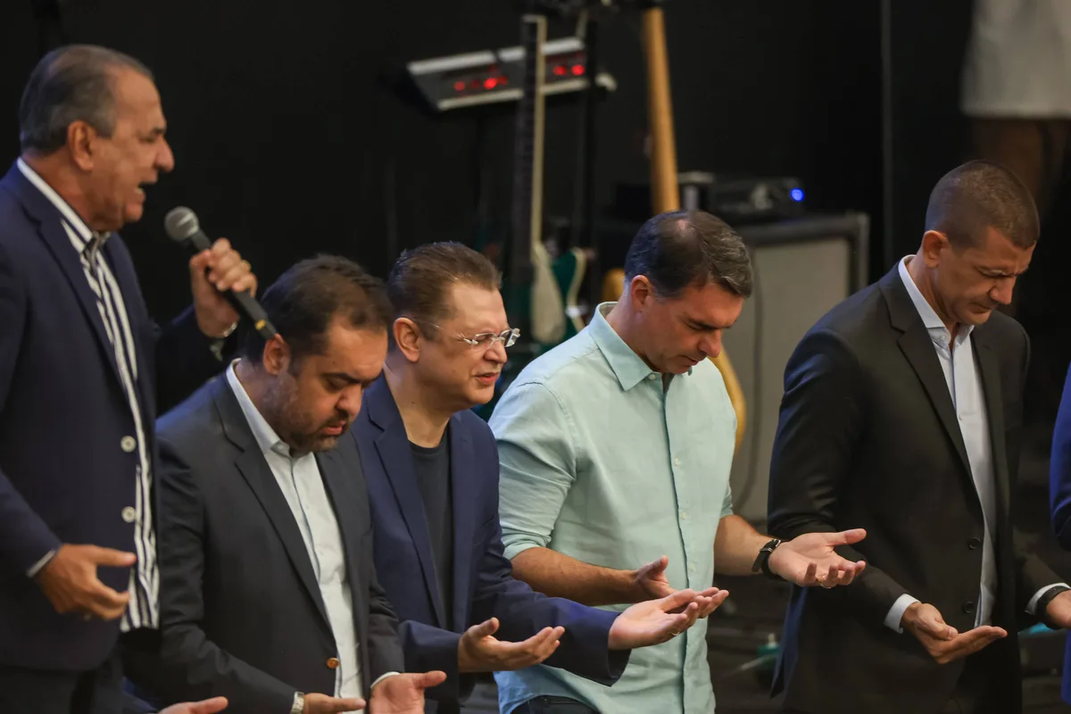 Flávio Bolsonaro quer entregar Brasil a Cristo