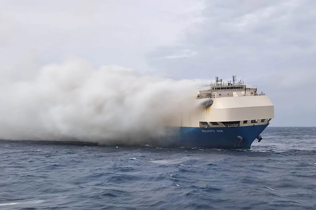 En 2022 un barco cargado de autos eléctricos se incendió. Ahora Volkswagen enfrenta una posible multa de cientos de millones