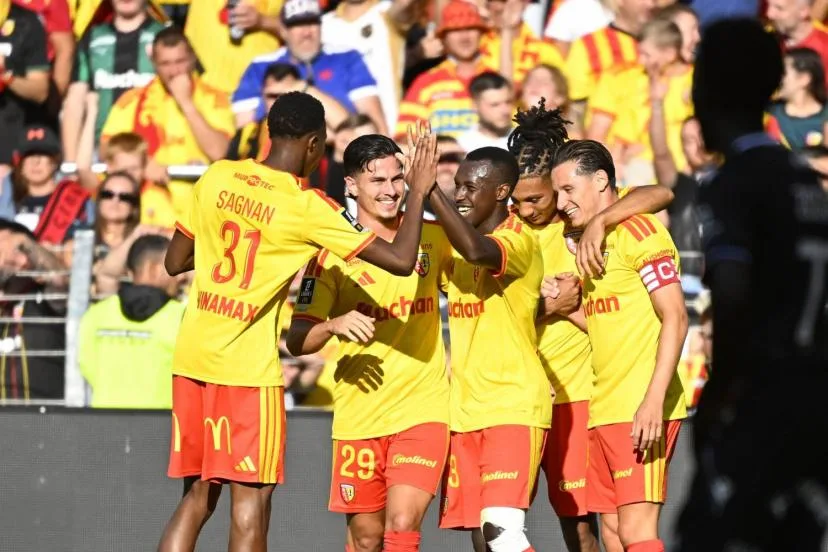 Lens commence bien sa saison avec un succès spectaculaire contre Auxerre, Florian Thauvin dans tous les bons coups