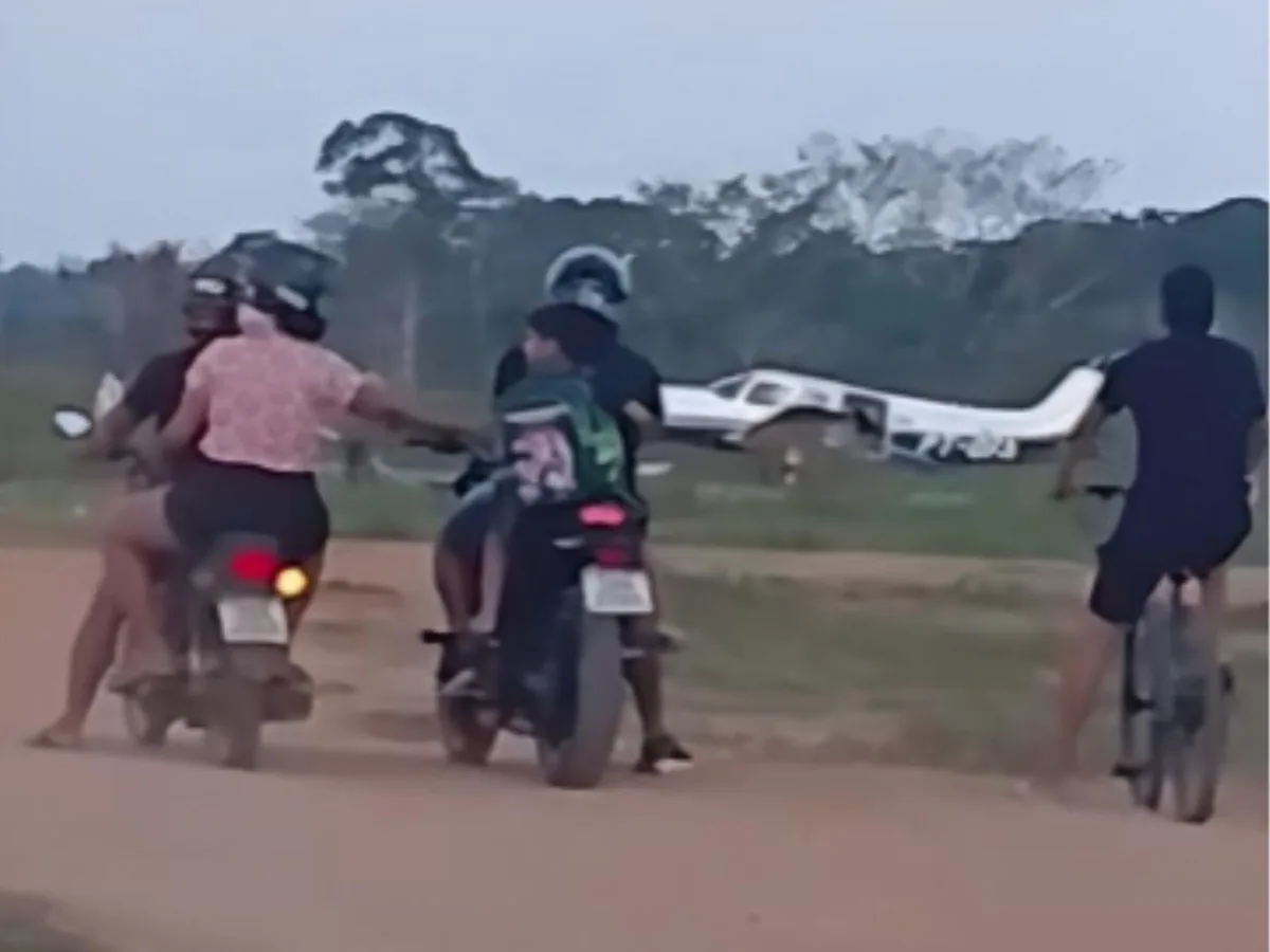 Moradores flagram pouso de avião sem porta no interior do Acre; VÍDEO