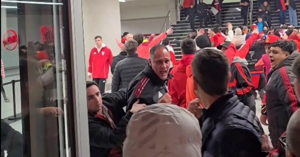 Un hincha de River murió tras la eliminación en la Copa Sudamericana y volvió la manifestación en el hall del estadio Monumental