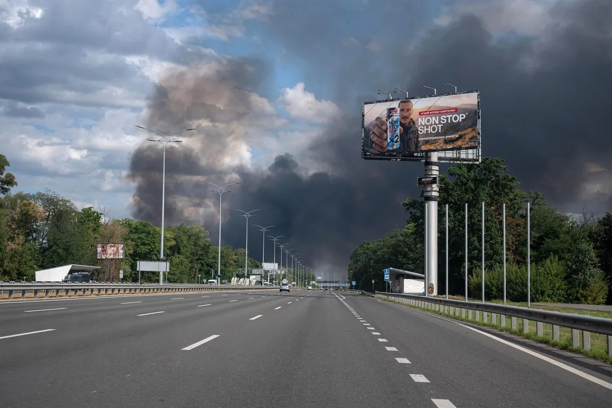 Una ola de ataques rusos contra centros logísticos en Kiev deja al menos seis heridos y más de 200 evacuados
