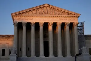Trump critica Suprema Corte por decisões sobre tarifas e cidadania
