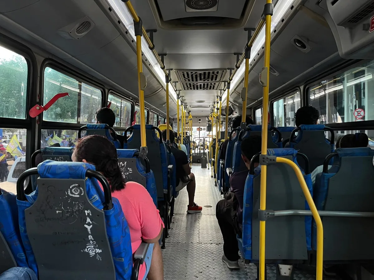 Passageiros denunciam calor nos ônibus do transporte público de Boa Vista: 'forno de metal'