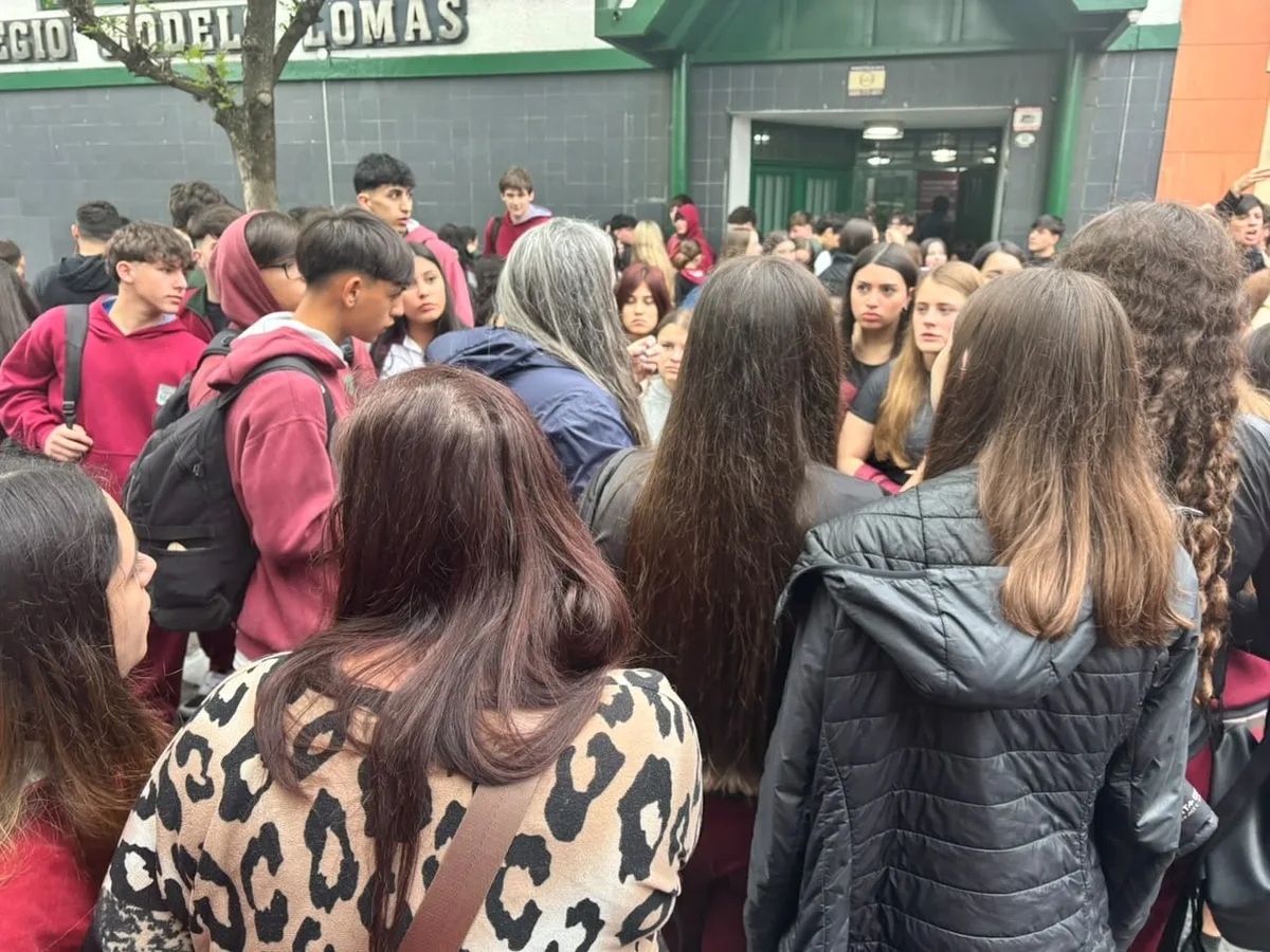 Fotos falsas con IA en un colegio: allanaron tres viviendas, secuestraron celulares y restringieron el contacto de cuatro alumnos con las denunciantes