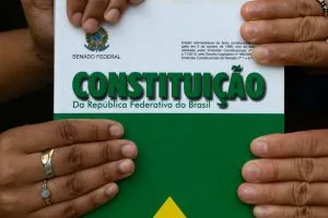 O Direito modifica a sociedade ou a sociedade transforma o Direito?