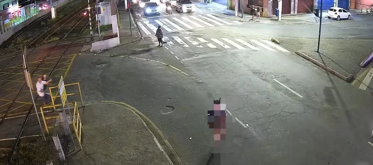 VÍDEO: Homem é salvo por pedestre após quase ser atingido por trem em Barra Mansa