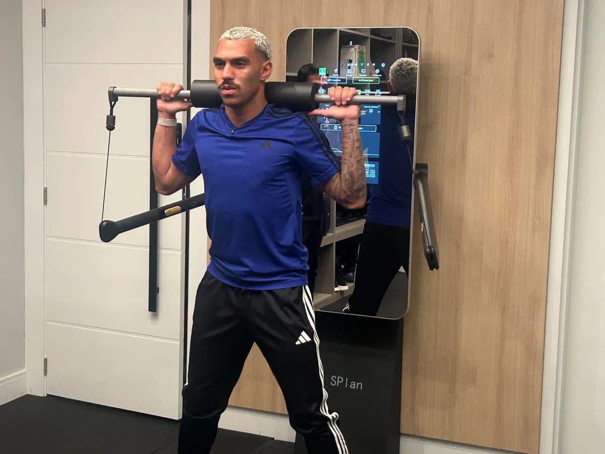 Matheuzinho mostra sala de treino em casa e explica evolução no Corinthians: "Foco 100% no corpo"