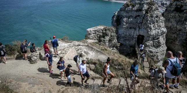 Les canicules et les incendies redessinent la carte des vacances d’été : « On a souffert de la chaleur, on ne voulait pas faire vivre ça aux enfants »