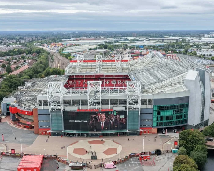 Manchester United ban 685 season-ticket holders over touting; Hall agrees long-term Newcastle deal: football news – live